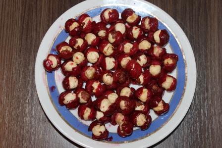 Нежное песочное пирожное с вишней и фундуком 