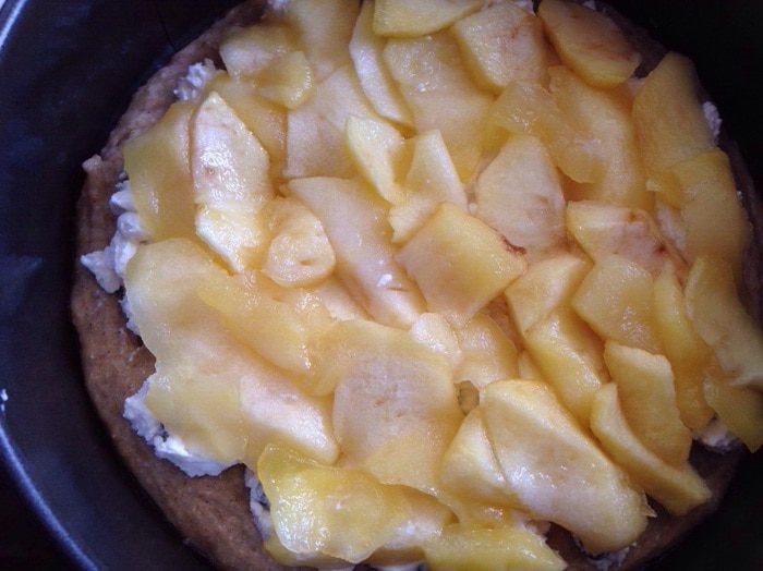 Творожно-яблочный пирог с гранолой