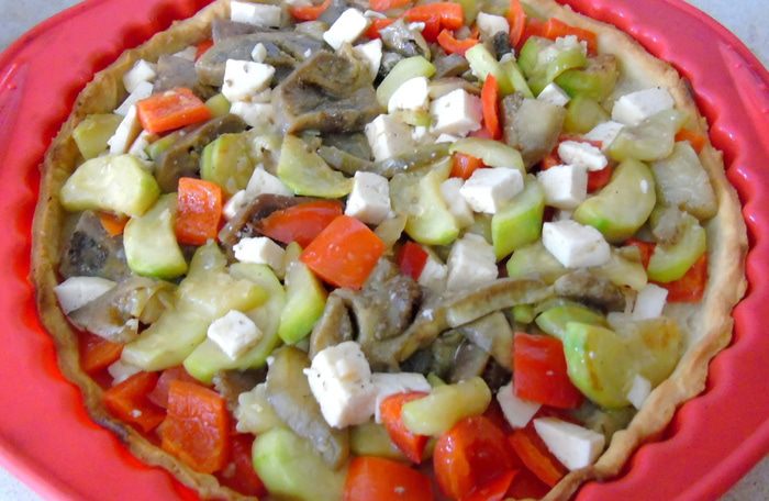 Сметанный тарт с овощами и фетой