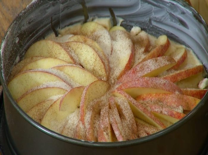 Домашний пирог с яблоками и корицей