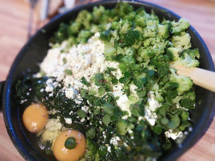 Рулет с фетой и шпинатом по-критски 