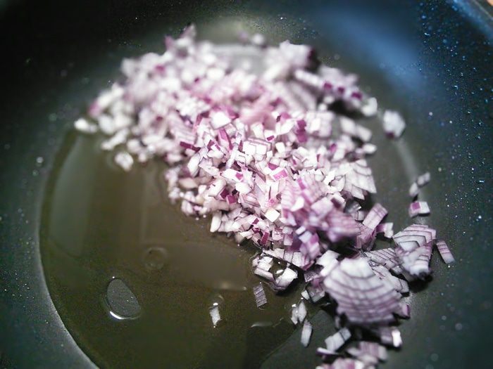 Козий сыр, запечённый под ореховой корочкой на сливовом карпаччо 