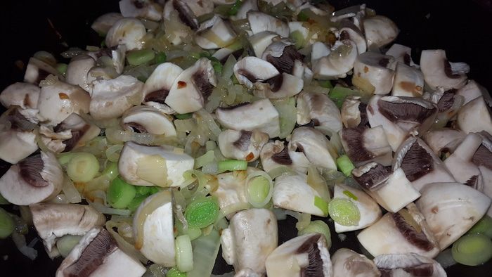 Брюссельская капуста с каштанами, грибами и вялеными томатами