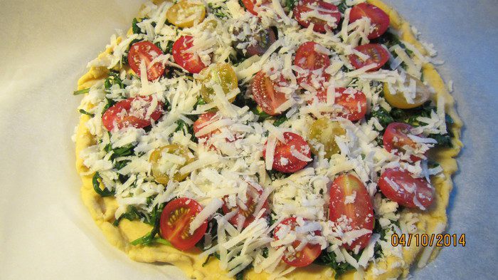 Пицца с руколой и помидорами черри