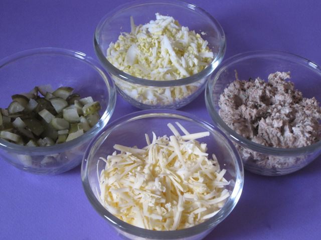 Мясной слоеный салат