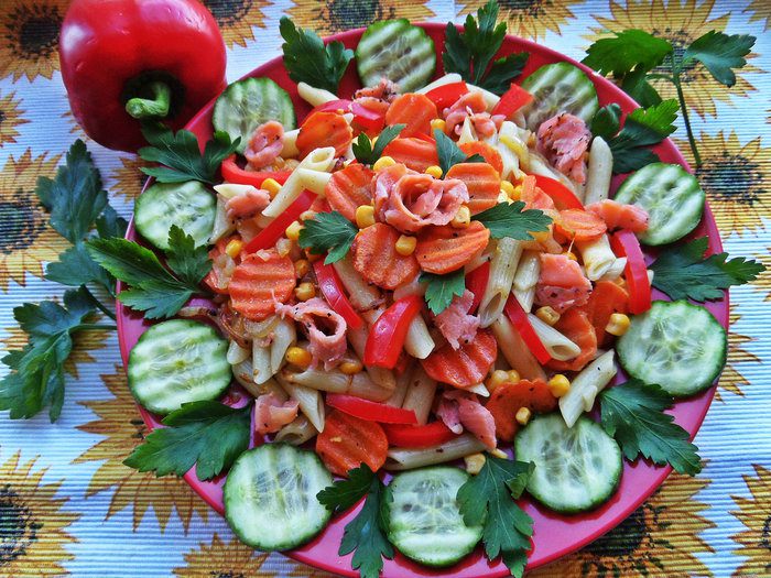 Тёплый овощной салат с рыбой и пастой