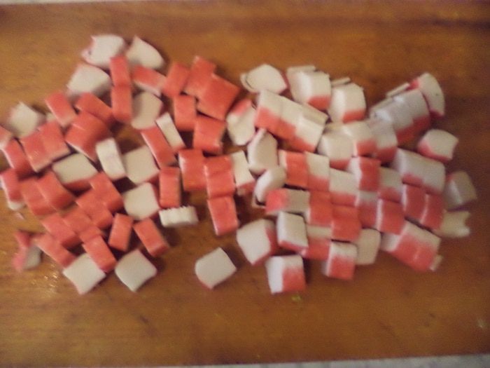 Пирог из слоеного теста с брокколи и крабовыми палочками