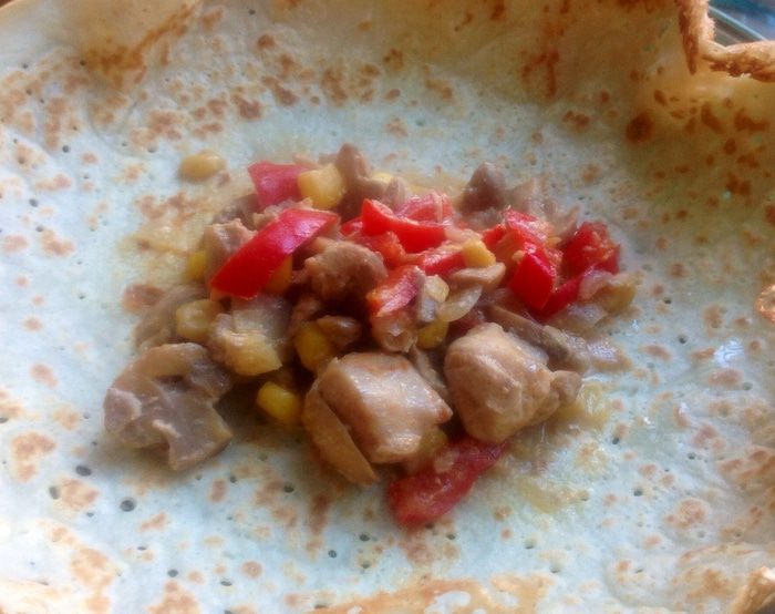 Блины с начинкой из курицы, грибов, сладкого перца и кукурузы