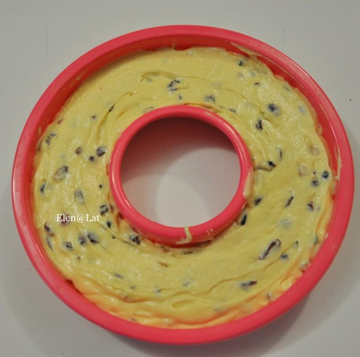 Творожный кекс с вяленой вишней, клюквой и изюмом