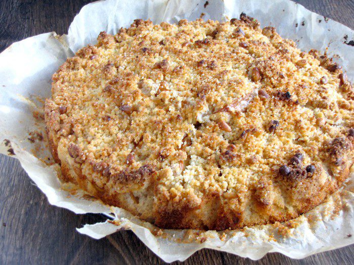 Миндальный пирог с персиками и штрейзелем