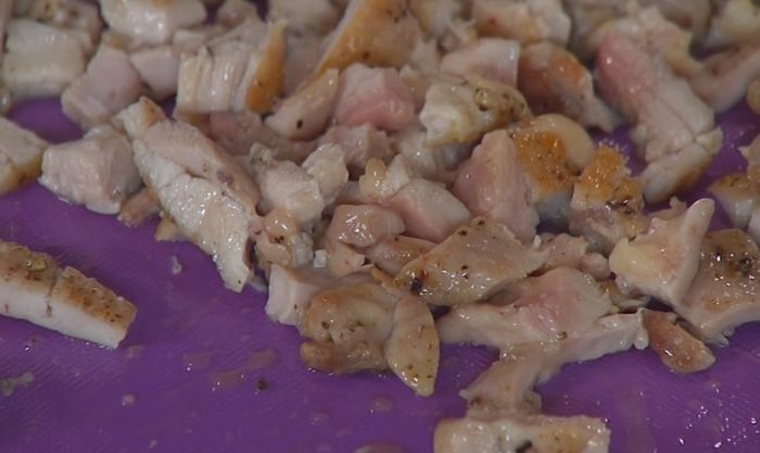 Рисовый салат с курицей, ананасом и сладким перцем 