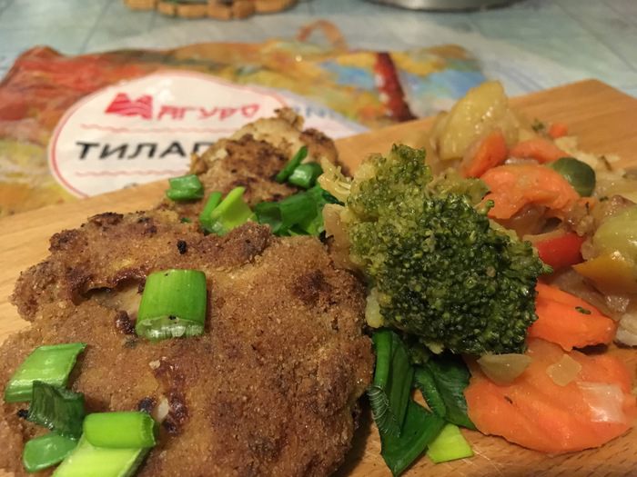 Тилапия с шафраном под овощами-микс
