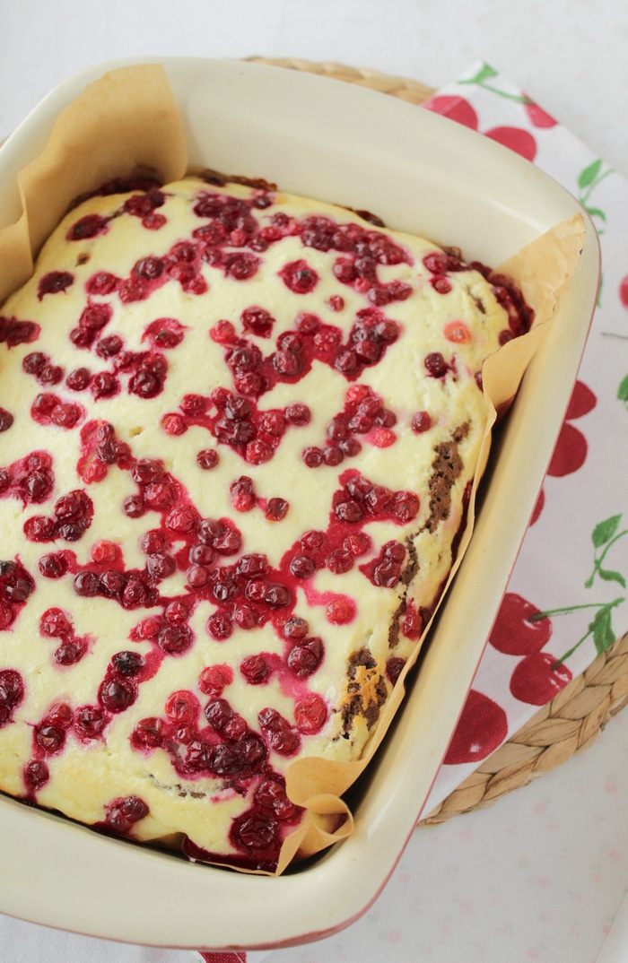 Бруснично-творожный пирог с двумя видами шоколада