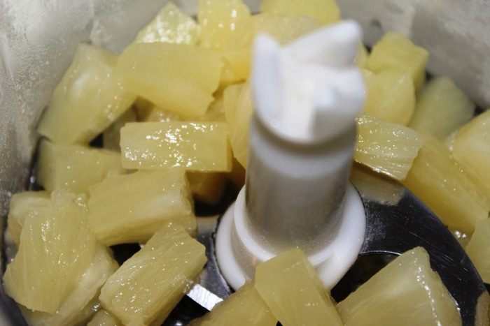 Шоколадно-ананасовый десерт с меренгами