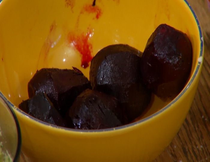 Весенний салат с молодой свеклой, орехами и малиной