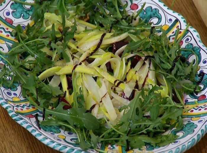 Весенний салат с молодой свеклой, орехами и малиной
