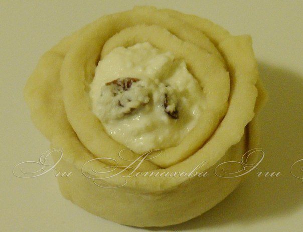 Пирог с творожными розами