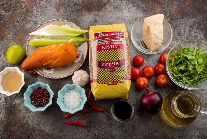 Салат из гречки с копченой курицей и томатами
