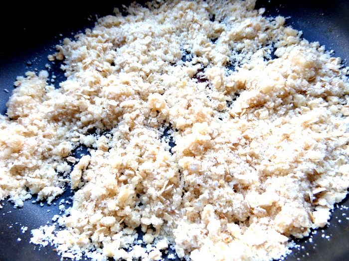 Фруктовый салат с овсяной крошкой и сгущенкой