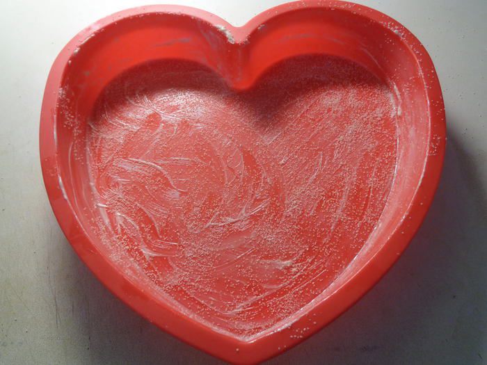 Клубничный бисквитный пирог с цукатами экзотических фруктов