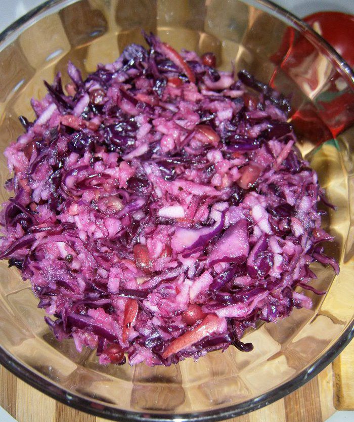 Салат из маринованной красной капусты с яблоком и гранатом