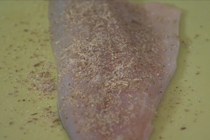 Бутерброд с белой рыбой и соусом из йогурта и каперсов 