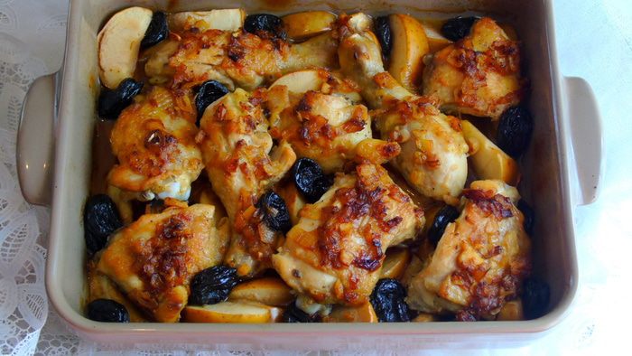 Соте из курицы с яблоками и черносливом