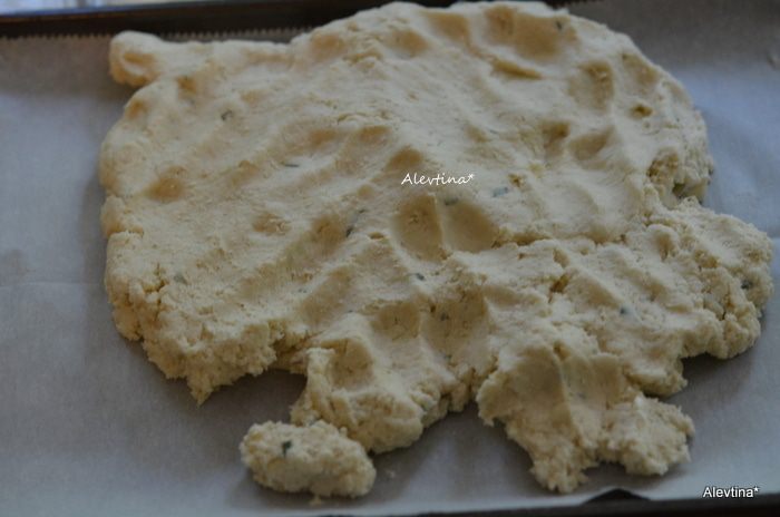 Пицца из песочного теста с клубникой и розмарином