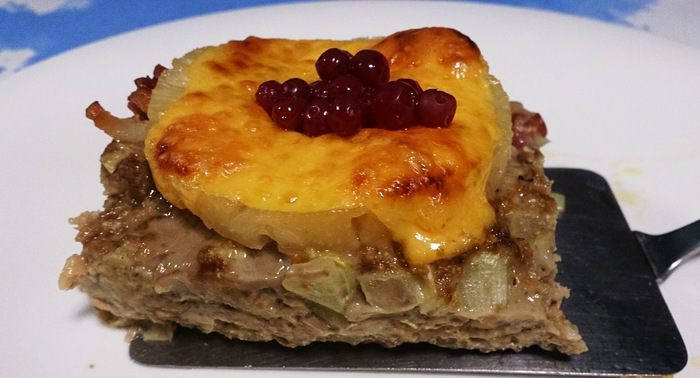Мясная запеканка с ананасом, сыром и брусникой