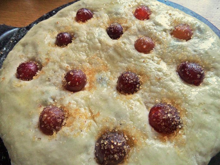 Осенняя фокачча с виноградом и сыром