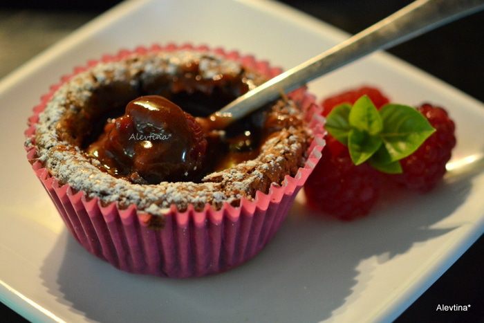 Шоколадные кексы с малиной