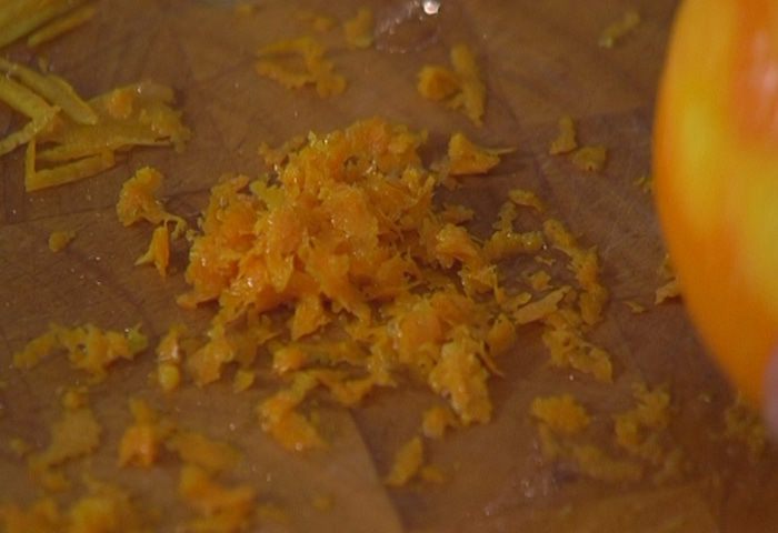 Апельсиновые пончики с шоколадным соусом