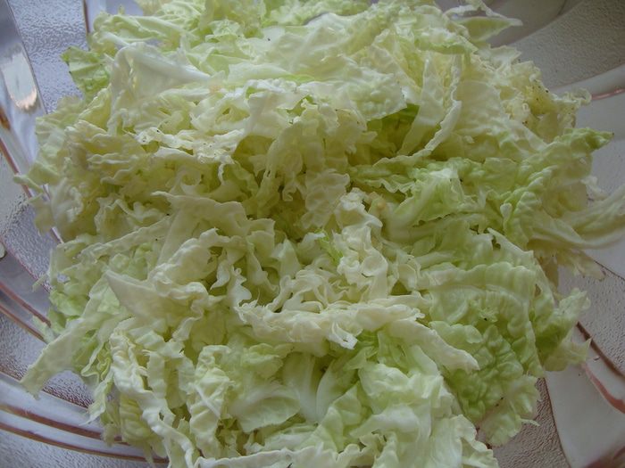 Цезарь по-домашнему с пекинской капустой и куриной грудкой