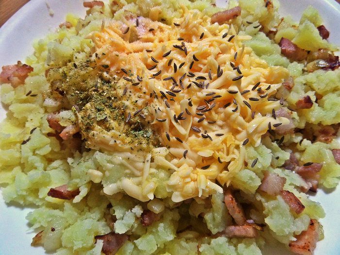 Пироги из тортильи с картошкой и беконом