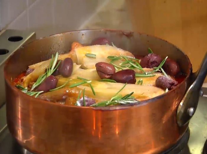 Свинина, томленная с оливками, розмарином и анчоусами