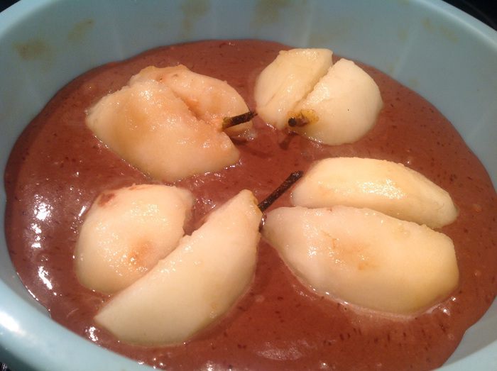 Шоколадный пирог с грушами и корицей