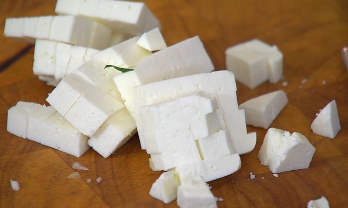 Гречка с перепелиными яйцами и овечьим сыром   