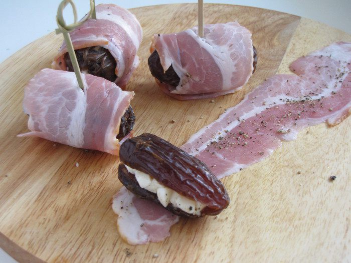 Финики с сыром и беконом