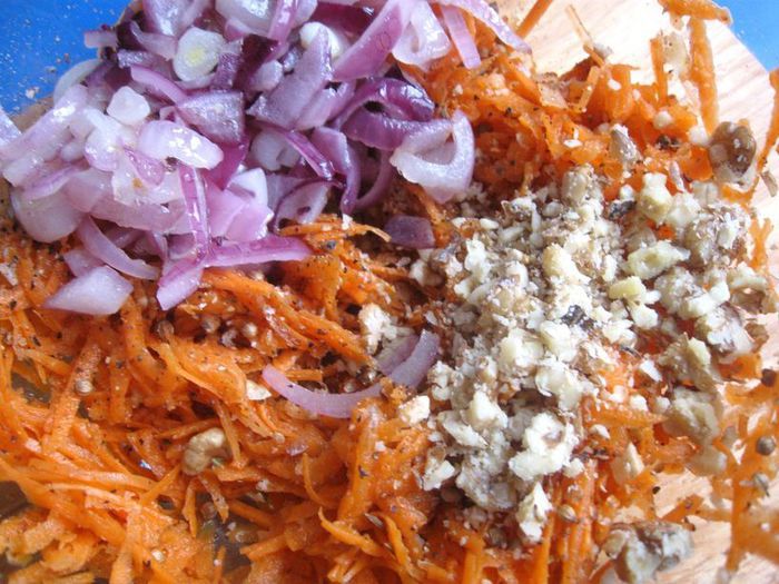 Рулетики из кабачков с морковью и сливочным сыром