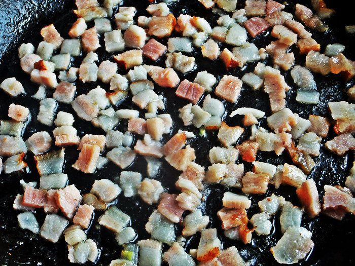 Серый горох с луком и беконом
