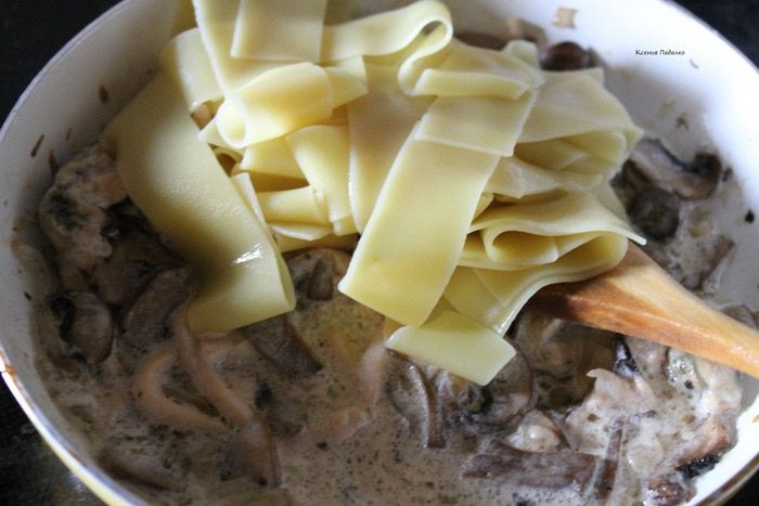 Лапша с морепродуктами и грибами