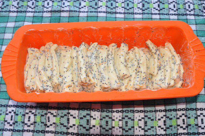 Сладкий хлеб-гармошка со сливочным сыром и маком