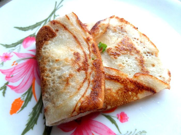 Дрожжевые блины с луково-сырной начинкой