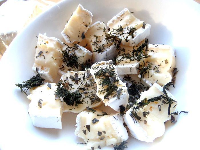 Сырная закуска-шарики в томатном соусе