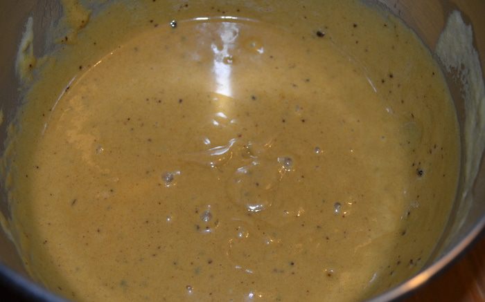 Влажный яблочный пирог с орехами
