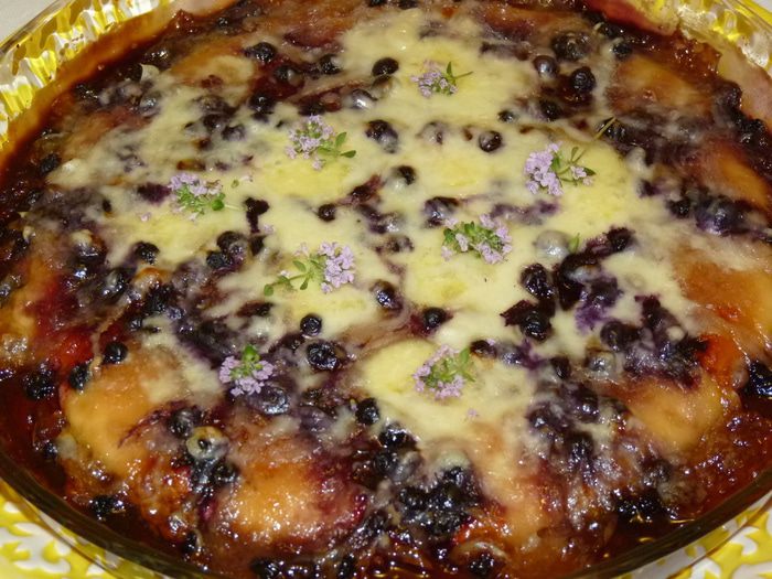 Сладкая пицца с черникой