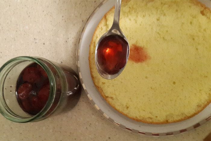 Торт с клубничным сиропом и лимонным кремом