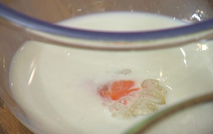 Блины с творогом, пореем и семгой под соусом бешамель