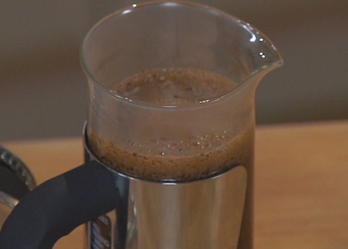 Кофейный десерт со взбитыми сливками и орехами пекан 