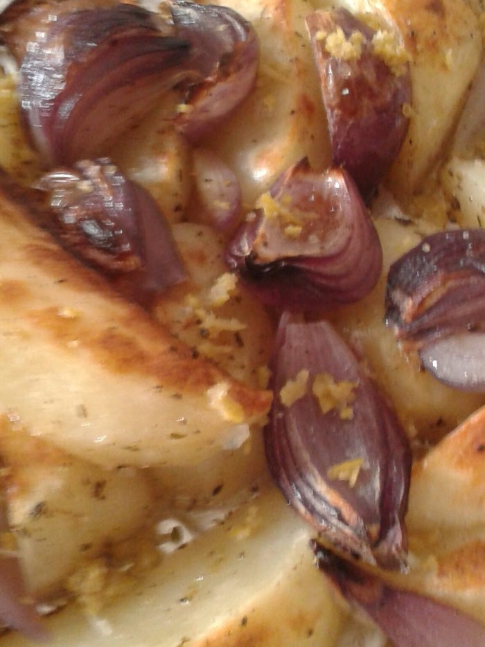 Картофель, запеченный с красным луком и фаршированными грибами